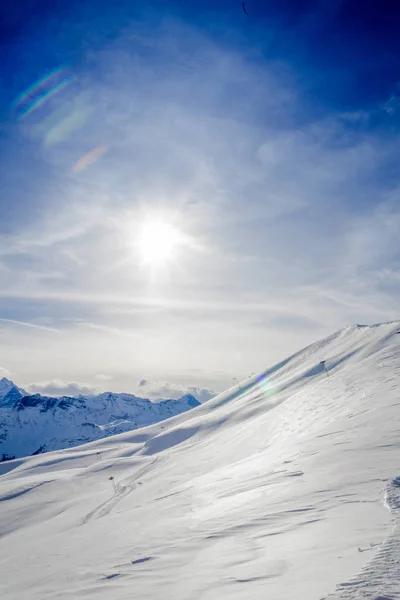 Hiver enneigé pics de montagne couverts en Europe. Les Alpes hiver mo — Photo
