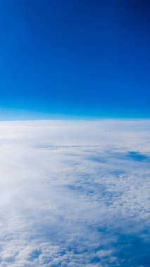  bulutlar uçak penceresinden. 10 000 km. bulutlar yüksekliğini