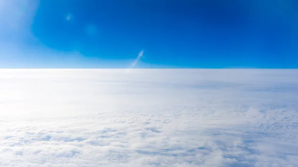 Wolken uit een vliegtuig venster. hoogte van 10 000 km. wolken — Stockfoto