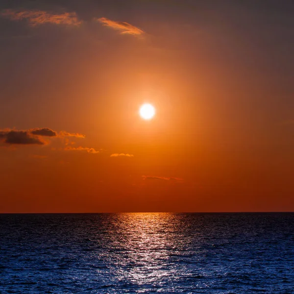 Beautiful sunset. Amazing summer sunset. sea sunset. sunset and — Stock Photo, Image