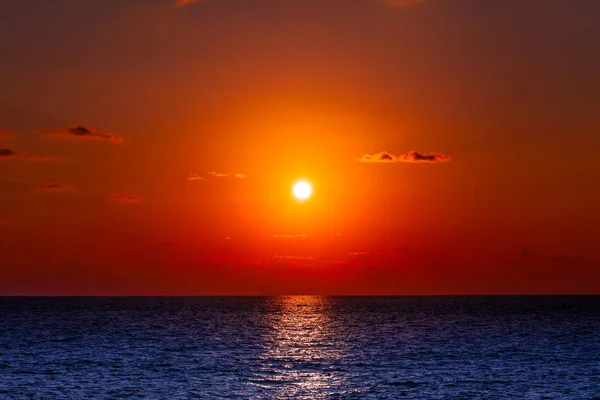 美しい夕日。すばらしい夏の夕日。海の夕日。夕日と — ストック写真