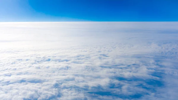 Nuvens da janela do avião. altura de 10 000 km. Nuvens — Fotografia de Stock