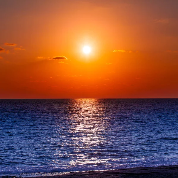 Hermoso atardecer. Increíble puesta de sol de verano. puesta de sol en el mar. puesta de sol y — Foto de Stock