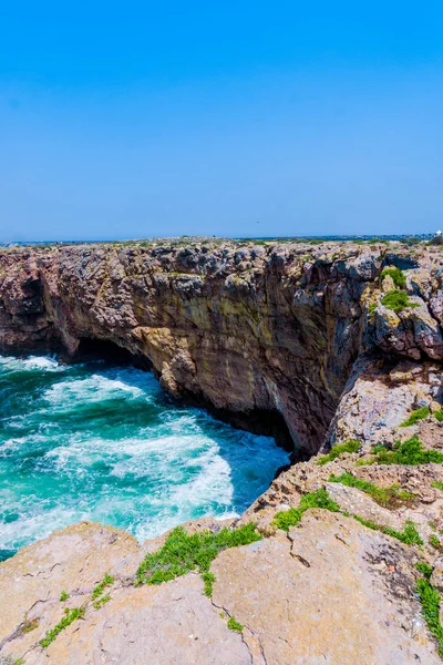 Fundo da onda oceânica. Costa do penhasco em Sagres, Algarve, Portu — Fotografia de Stock