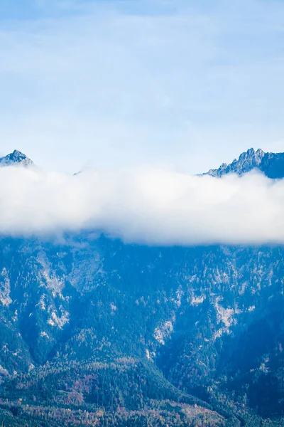 Nuvole sulle cime delle montagne. Paesaggio montano con nuvole. mounta — Foto Stock