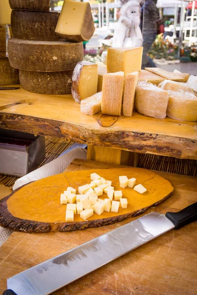 Un pezzo di formaggio. formaggio su un tavolo di legno con coltello — Foto Stock