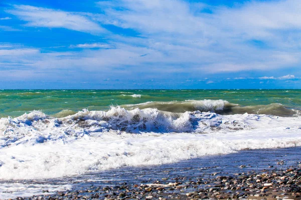 Άποψη της θύελλας Θαλασσογραφία. Στη θάλασσα με φόντο. Κύματα. κύματα που σκάνε — Φωτογραφία Αρχείου