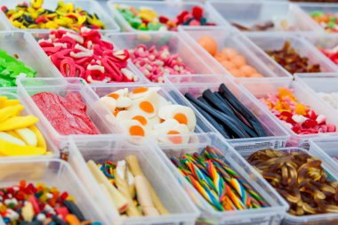 Bir pazarda çeşitli şeker. renkli şekerler ve reçel 