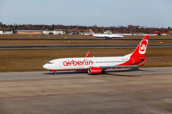 Berlin, Almanya - 22 Mart 2015: Airberlin Airbus çıkar fro