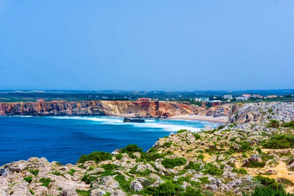 Fundo da onda oceânica. Costa do penhasco em Sagres, Algarve, Portu — Fotografia de Stock