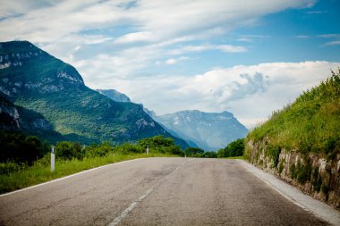 Yayla yolu. yol dağlarda