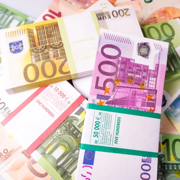 Billetes en euros. Una pila de dinero de euros. Antecedentes en euros — Foto de Stock