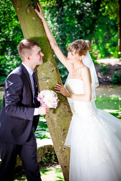 Allegra coppia sposata. Matrimonio — Foto Stock