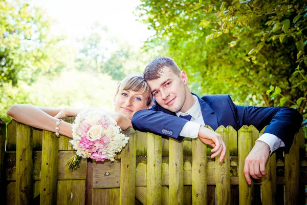 Vrolijke echtpaar. Bruiloft — Stockfoto
