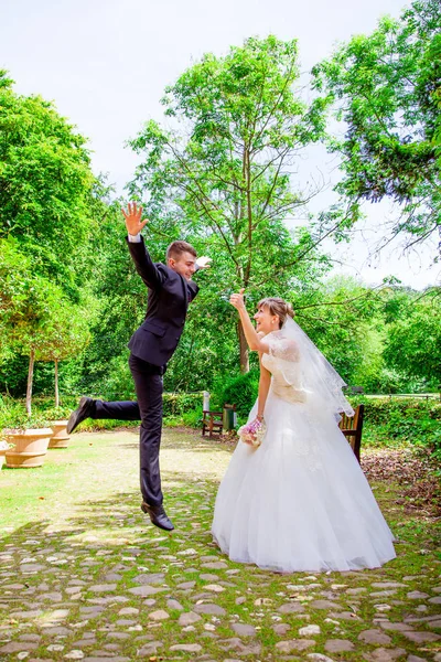 Fröhliches Ehepaar. Hochzeit — Stockfoto