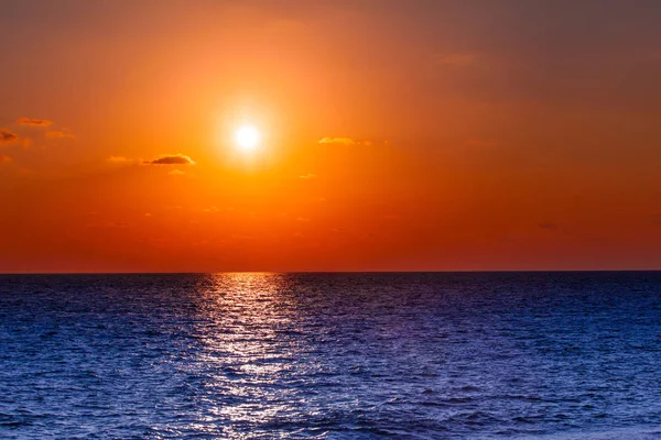 Hermoso atardecer. Increíble puesta de sol de verano. puesta de sol en el mar. puesta de sol y — Foto de Stock