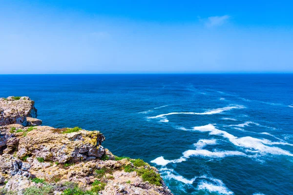 Fondo de olas oceánicas. Costa del acantilado en Sagres, Algarve, Portu — Foto de Stock