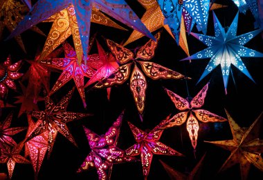 Güzel Noel pazarı dekorasyon duraklarına. Renkli Christma