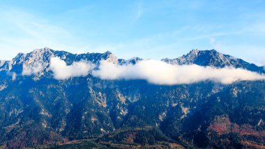 Bulutlar dağ başında üzerinde. Dağ manzarası ile bulutlar. mounta