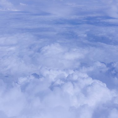 Gökyüzü bulutlu. Bulutların üzerinde. Cennet. Mavi gökyüzü ve beyaz cl