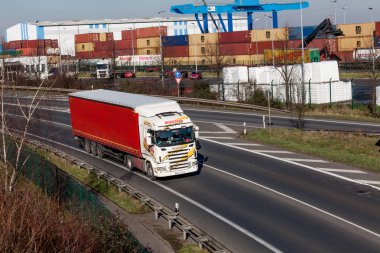 Düsseldorf, Almanya - Aralık 09: taşıma kamyonu highwa üzerinde