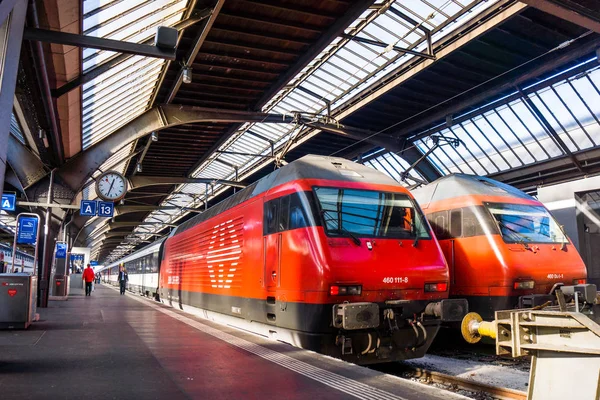 Zurich, Suiza - 31 de octubre de 2016: una locomotora en Zurich m — Foto de Stock