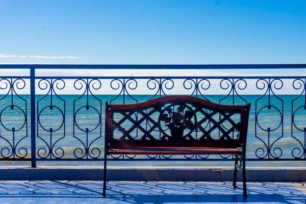 海の前にあるベンチ。休暇旅行の概念 — ストック写真