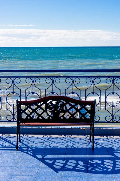 面海的长椅。假日旅游概念 — 图库照片