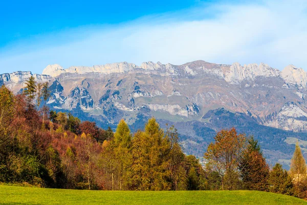 山の秋の風景。カラフルな秋の風景です。山 — ストック写真