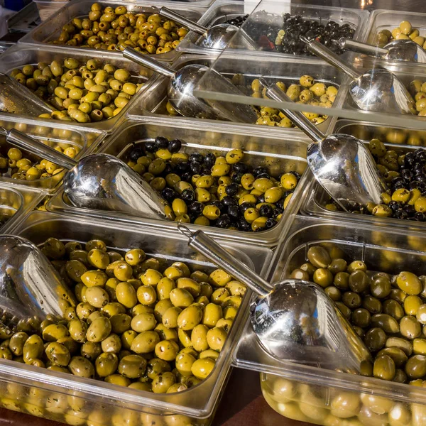 Оливки на ринку. Маслини грецькі — стокове фото