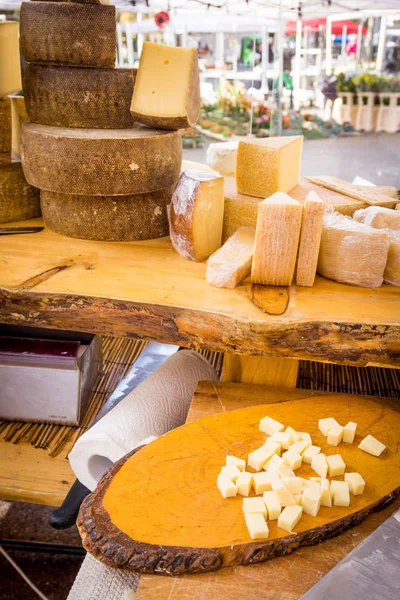 Un pezzo di formaggio. formaggio su un tavolo di legno con coltello — Foto Stock