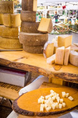 bir parça peynir. bıçak ile ahşap bir masa üzerine peynir