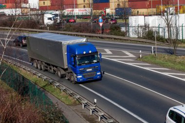 Düsseldorf, Almanya - Aralık 09: taşıma kamyonu highwa üzerinde