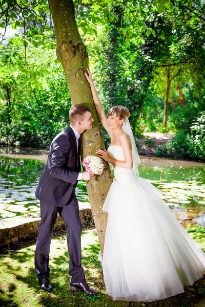 Fröhliches Ehepaar. Hochzeit — Stockfoto