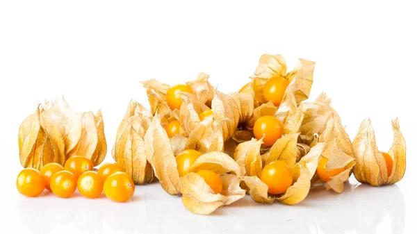 Physalis maturo isolato su uno sfondo bianco. Physalis peruvian — Foto Stock