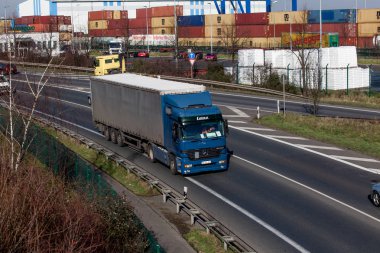Düsseldorf, Almanya - Aralık 09: taşıma kamyonu highwa üzerinde