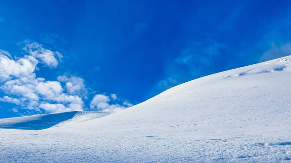 Utsikt över bergskedjan Alperna i Schweiz. Vinterlandskap. PA — Stockfoto