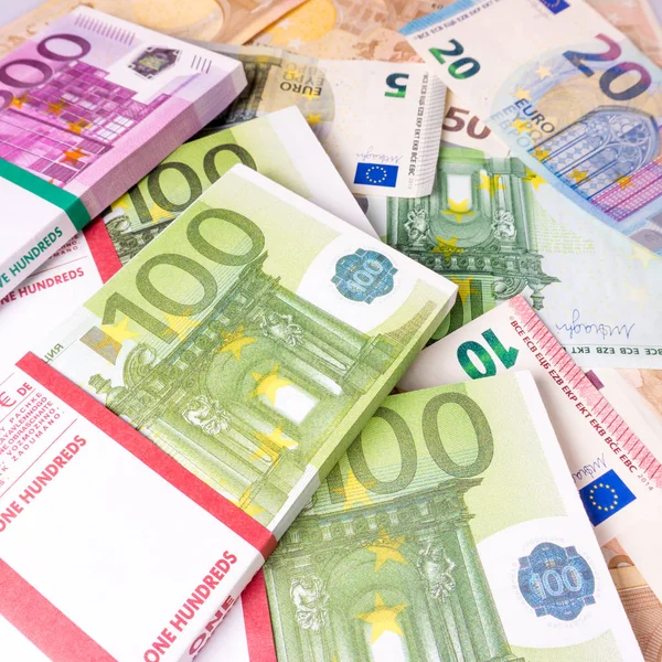 Billetes en euros. Una pila de dinero de euros. Antecedentes en euros —  Fotos de Stock
