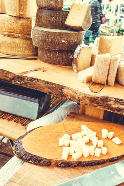 Negozio di formaggi. Formaggi al mercato alimentare degli agricoltori — Foto Stock