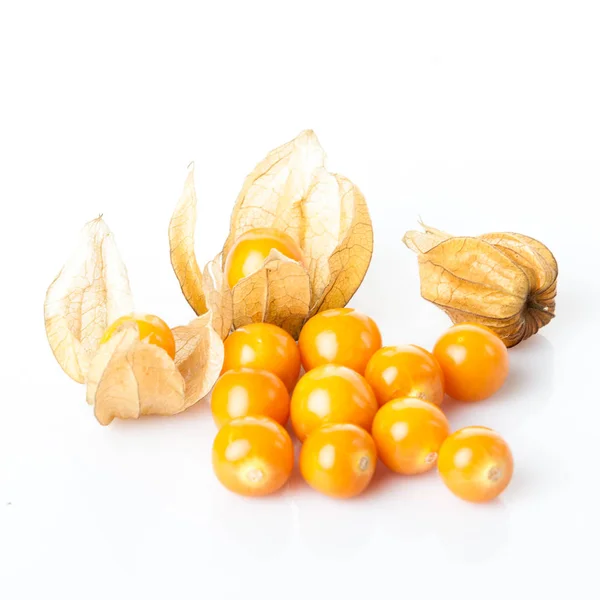 Physalis maturo isolato su uno sfondo bianco. Physalis peruvian — Foto Stock