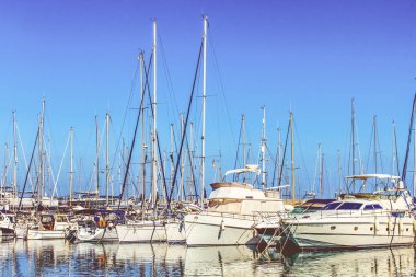 Deniz Yat ile defne. Denizde bağlantı noktası yatlar