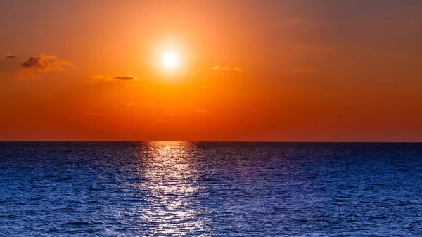 Hermoso atardecer. Increíble puesta de sol de verano. puesta de sol en el mar. puesta de sol y — Foto de Stock