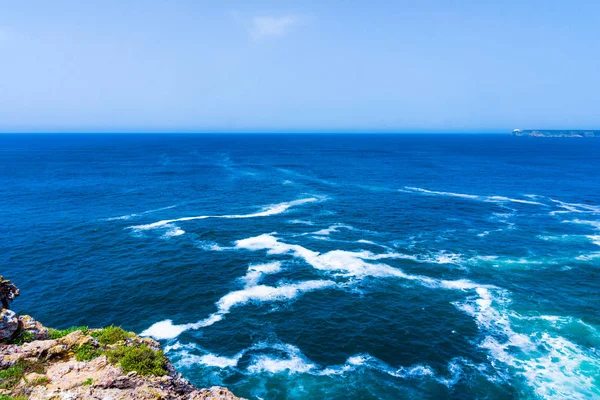 Фон океанских волн. Береговая линия Клиффа в Сагресе, Алгарве, Порту — стоковое фото