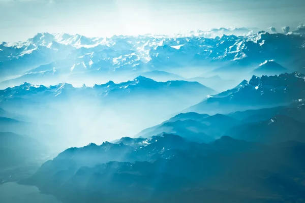 Горный пик ландшафт с вершинами, покрытыми снегом и облаками — стоковое фото