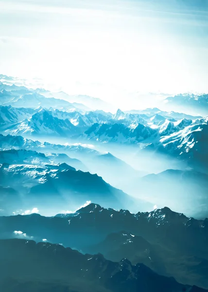 Pico de montaña. paisaje con picos cubiertos de nieve y nubes —  Fotos de Stock