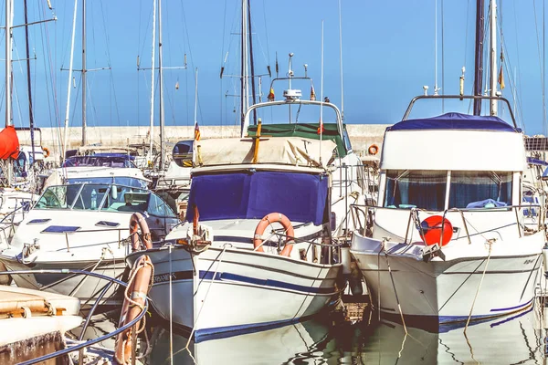 Deniz Yat ile defne. Denizde bağlantı noktası yatlar — Stok fotoğraf