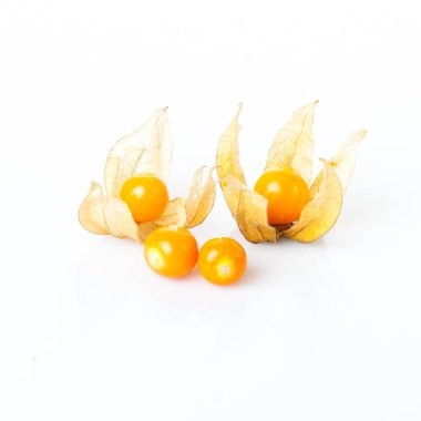 Olgun physalis beyaz bir arka plan üzerinde izole. Physalis Perulu