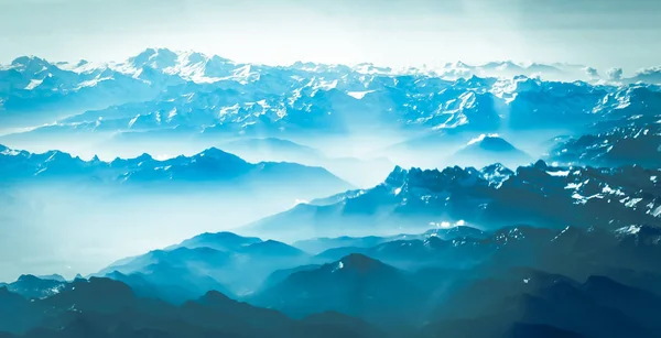 Pico de montaña. paisaje con picos cubiertos de nieve y nubes —  Fotos de Stock