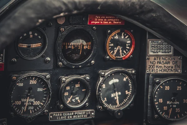 Detalhe do cockpit de aeronaves vintage. Aviação retro, aviões instru — Fotografia de Stock