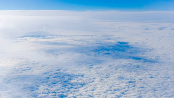 Nuvens da janela do avião. altura de 10 000 km. Nuvens — Fotografia de Stock